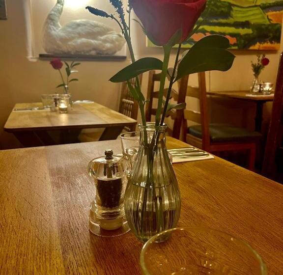 فندق The Swan Inn Swinbrook