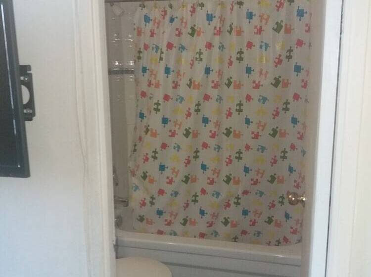 Отель Toronto Furnished Living