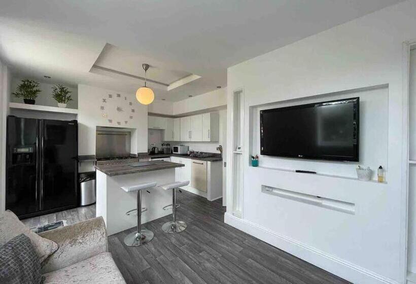 2 Bed Sleeps 6 Beach Retreat St Annes On Sea