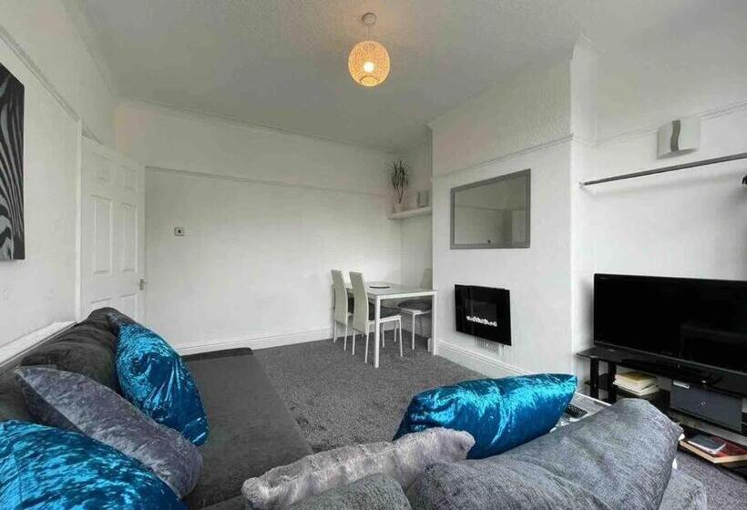 2 Bed Sleeps 6 Beach Retreat St Annes On Sea