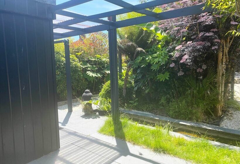 Zen Garden Cottage   Patio & Parking By The Bay