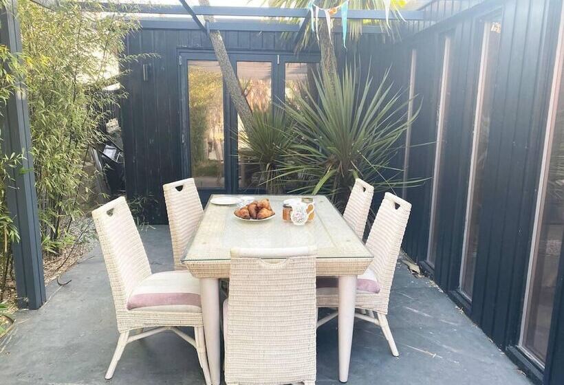 Zen Garden Cottage   Patio & Parking By The Bay