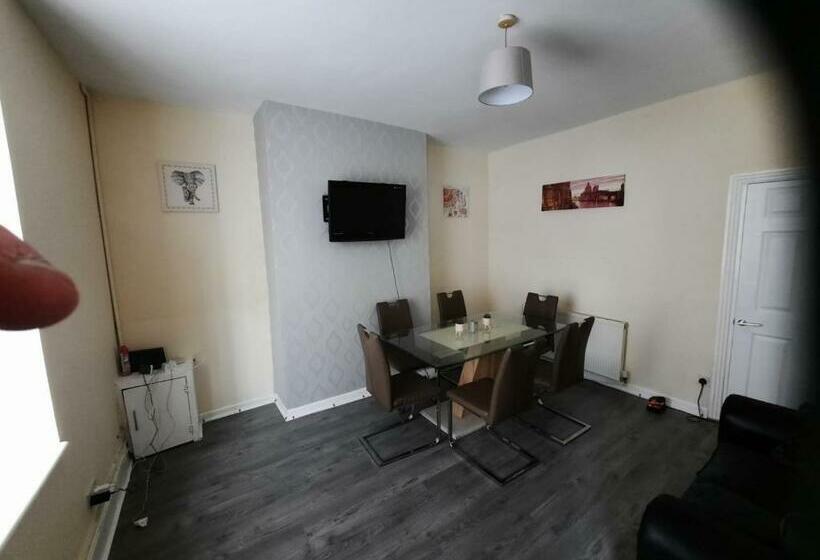 Rest House In Clayton Le Moors Accrington Free Wifi, Free Parking