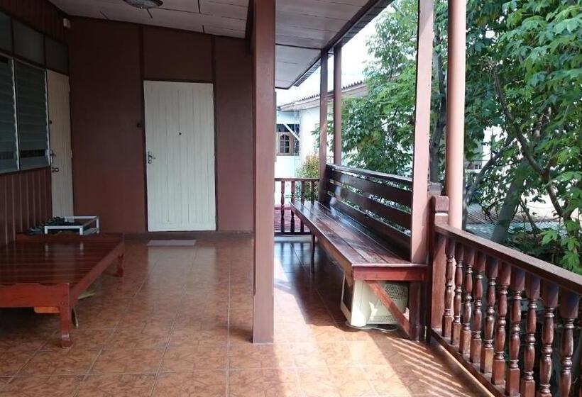 تختخواب و صبحانه Chantana House Ayutthaya