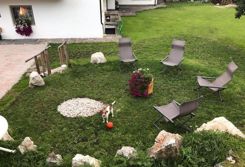 تختخواب و صبحانه Garní Nëidia