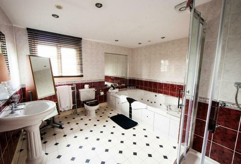 مبيت وإفطار Old Hall House, Nec