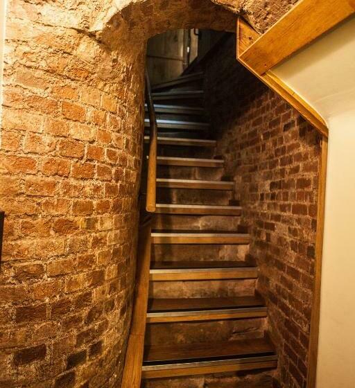 مبيت وإفطار Old Hall House, Nec