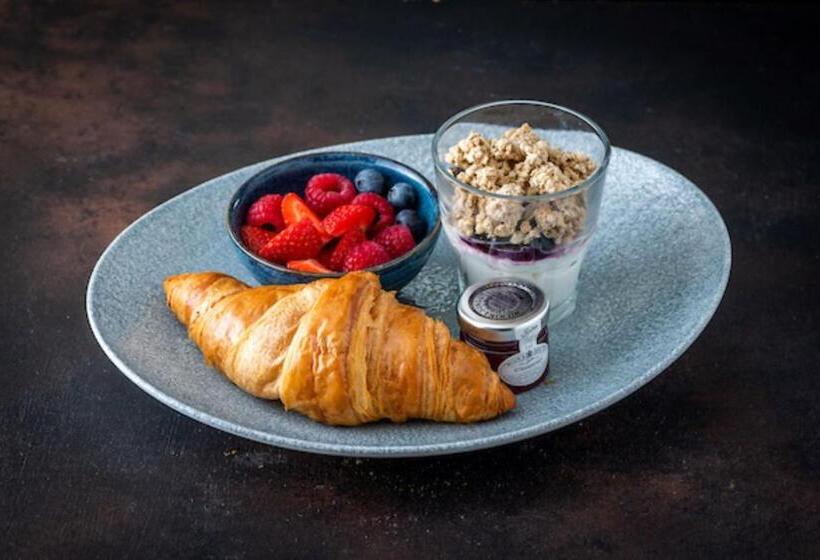 Отель The Elephant At The Market