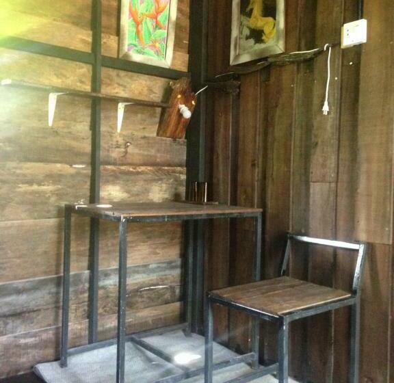 בית מלון כפרי The Shadow House & Bar