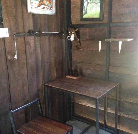 فندق The Shadow House & Bar