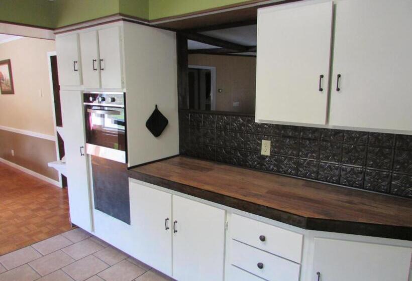 مُتل The Lake George Inn