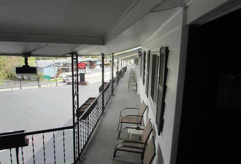 مُتل The Lake George Inn