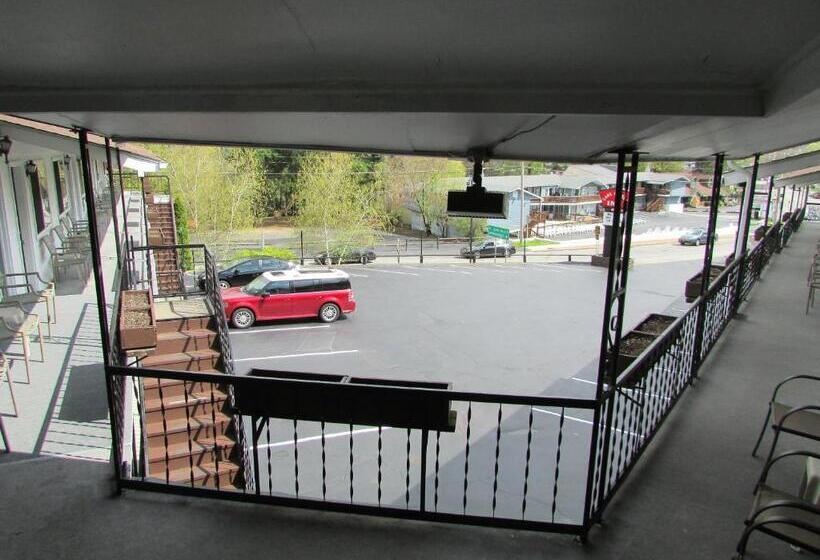 مُتل The Lake George Inn