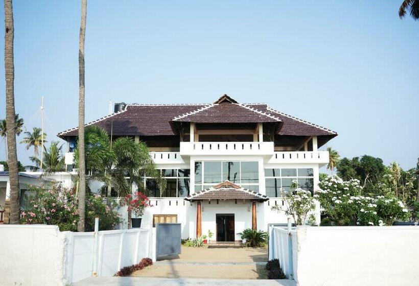 استراحتگاه Cherai Beach Palace