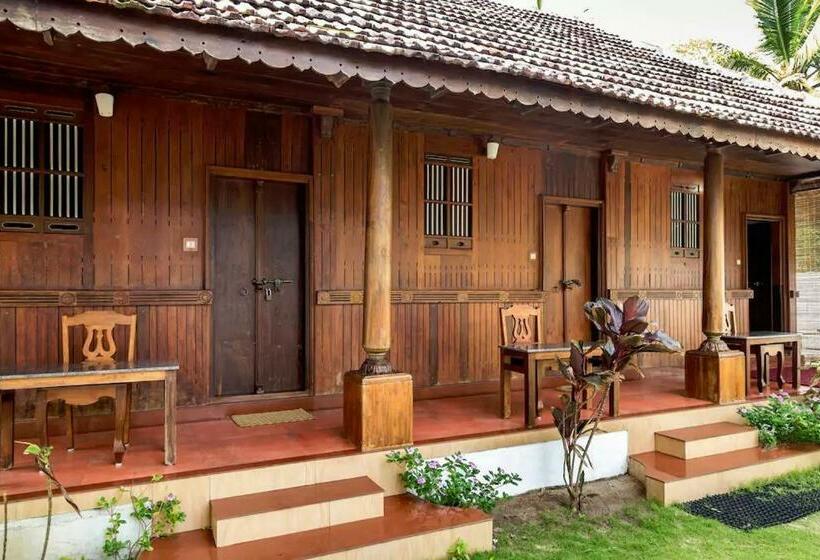 استراحتگاه Cherai Beach Palace