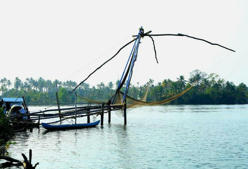 استراحتگاه Cherai Beach Palace