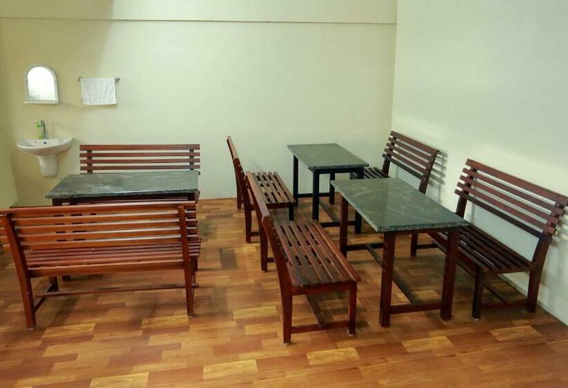 استراحتگاه Cherai Beach Palace