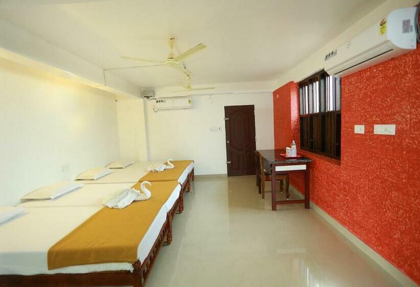 استراحتگاه Cherai Beach Palace