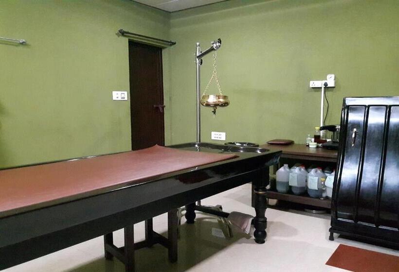 استراحتگاه Cherai Beach Palace