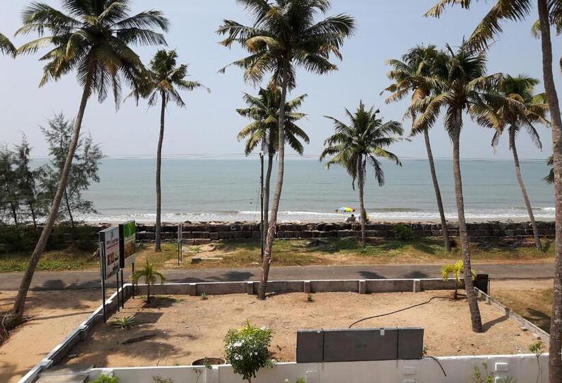 استراحتگاه Cherai Beach Palace