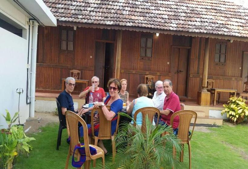 استراحتگاه Cherai Beach Palace