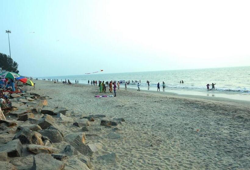 استراحتگاه Cherai Beach Palace