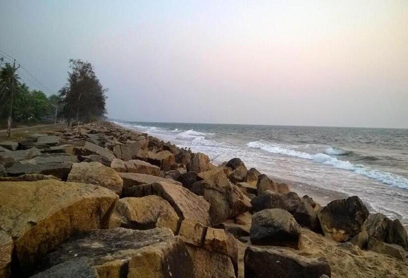 استراحتگاه Cherai Beach Palace