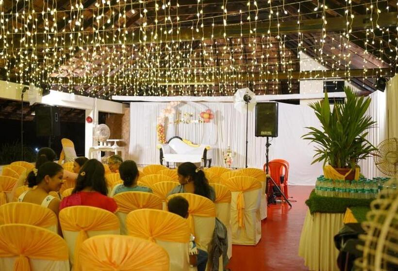 استراحتگاه Cherai Beach Palace