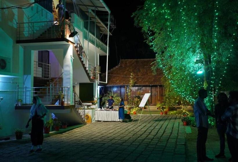 استراحتگاه Cherai Beach Palace