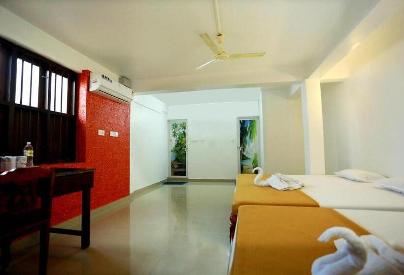 استراحتگاه Cherai Beach Palace