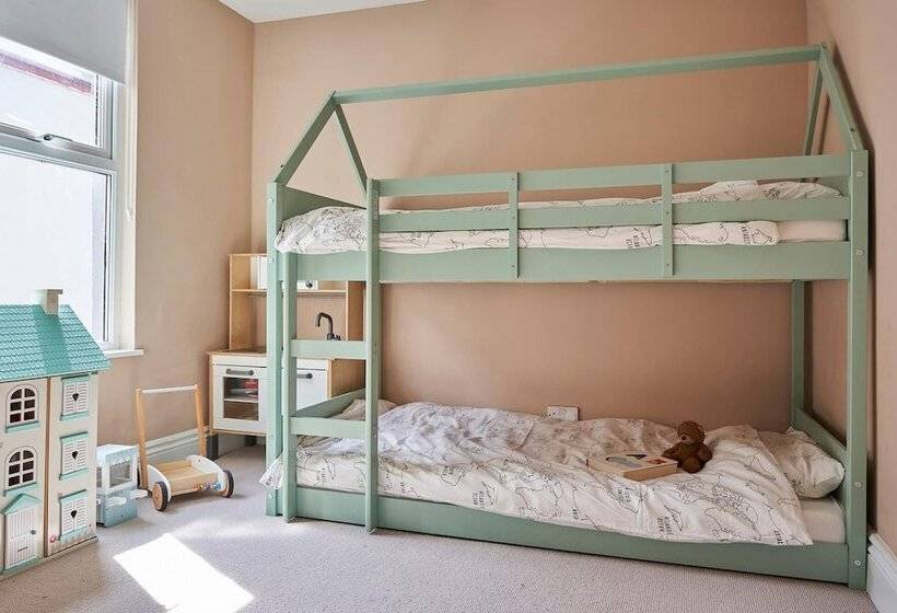 Greenswood House   Bohemian Victorian Family Home With Hot Tub Close To Harbour