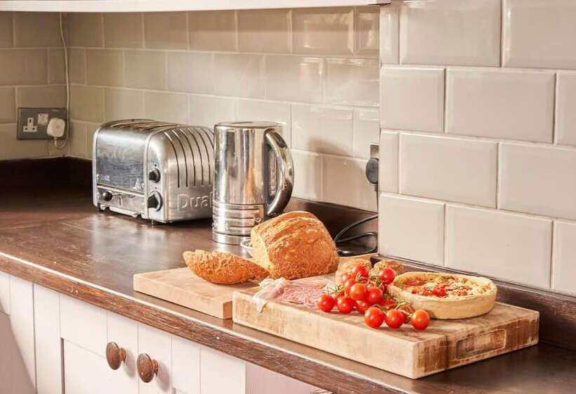 Greenswood House   Bohemian Victorian Family Home With Hot Tub Close To Harbour