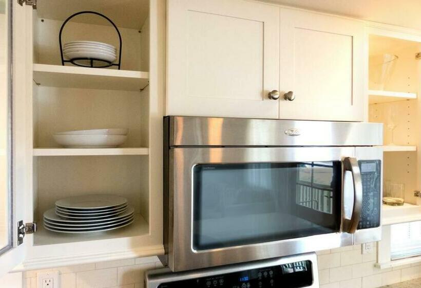 Beautiful & Romantic 1br Cottage