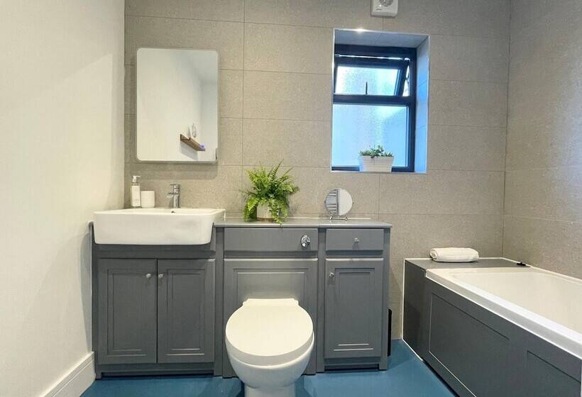 Bright & Spacious Edwardian Townhouse With Garden