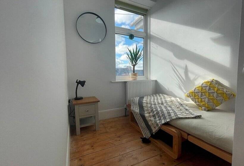 Bright & Spacious Edwardian Townhouse With Garden