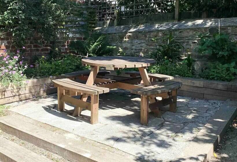 Bright & Spacious Edwardian Townhouse With Garden