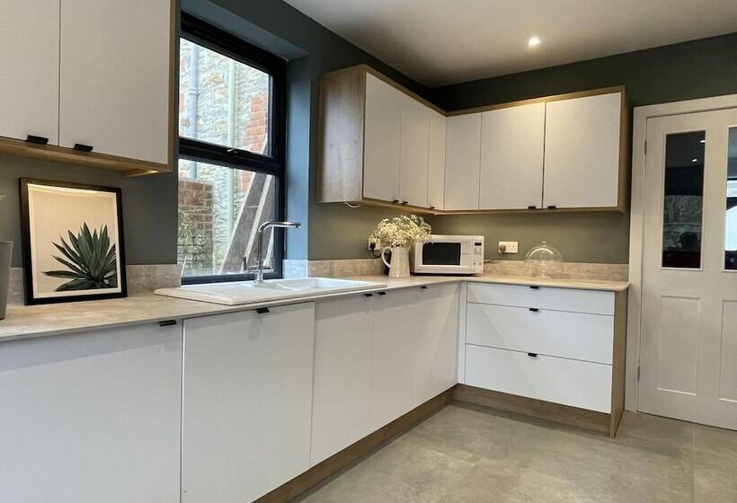 Bright & Spacious Edwardian Townhouse With Garden