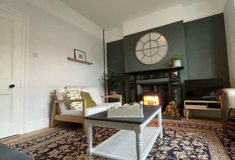 Bright & Spacious Edwardian Townhouse With Garden