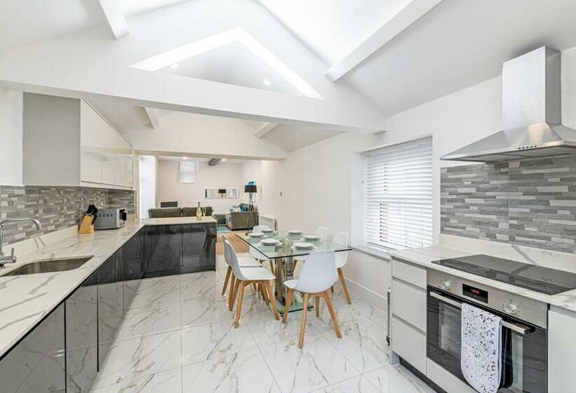 Coniston House, 3 Bedrooms With Parking, Appleby