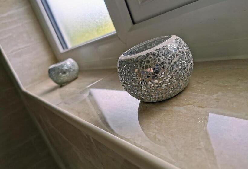 Goldthorn Wolverhampton Sleeps 5 Long Term Comfortably And Families