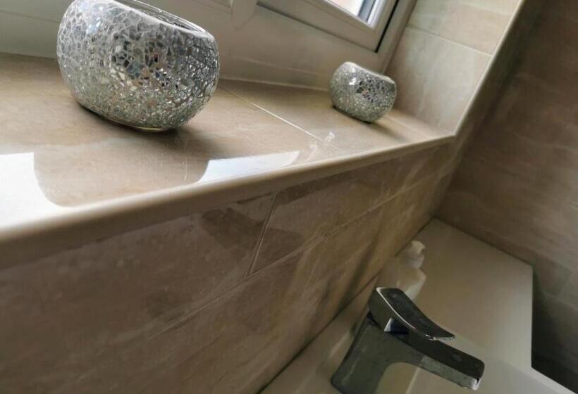 Goldthorn Wolverhampton Sleeps 5 Long Term Comfortably And Families