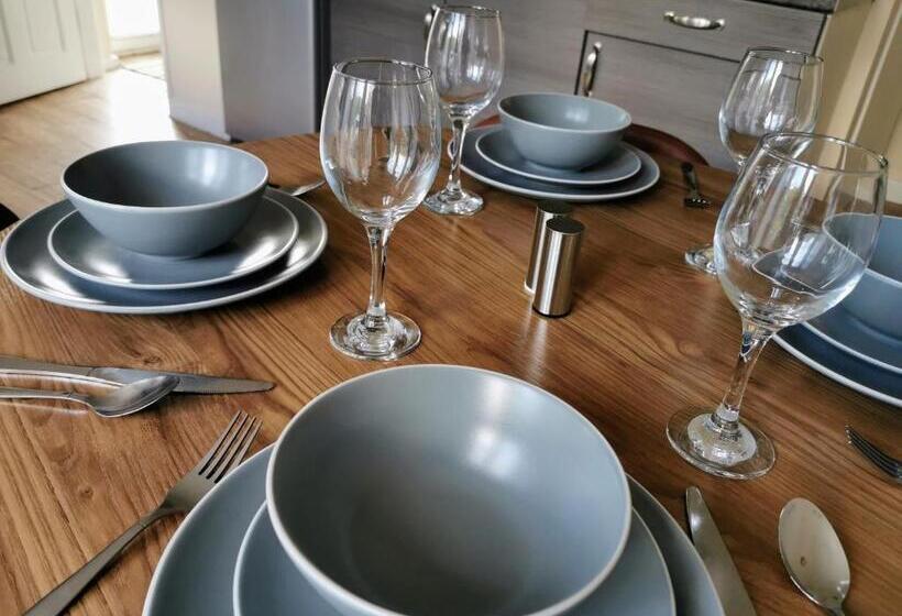 Goldthorn Wolverhampton Sleeps 5 Long Term Comfortably And Families