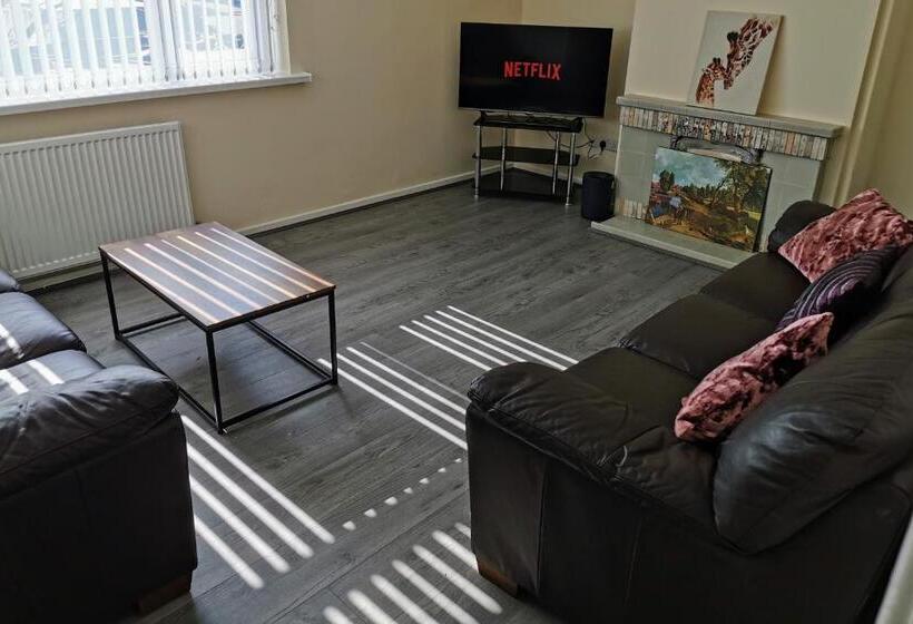 Goldthorn Wolverhampton Sleeps 5 Long Term Comfortably And Families