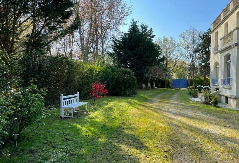 L Ile Des Iris à 200 M De La Plage