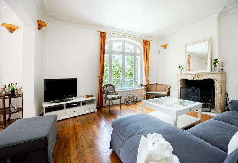 L Ile Des Iris à 200 M De La Plage