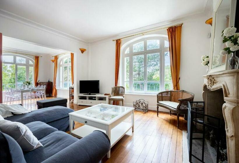 L Ile Des Iris à 200 M De La Plage