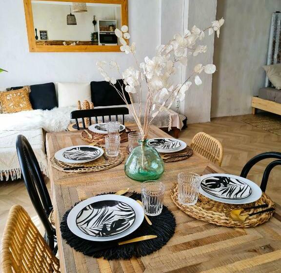 Lunaria Annua Coeur Centre Historique Avignon, à Deux Pas Du Palais, 4 5 Personnes Clim Wifi