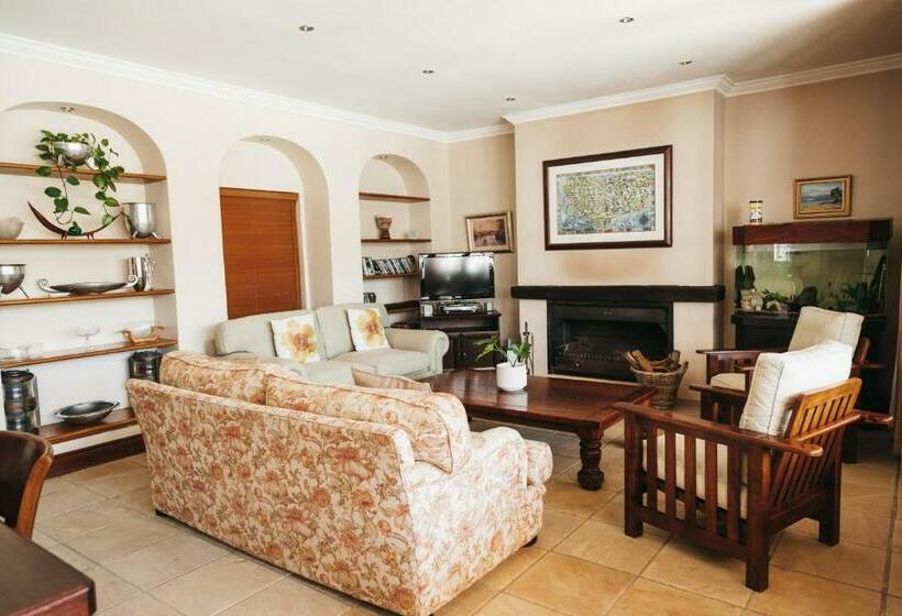 Mitre S Edge Pool House