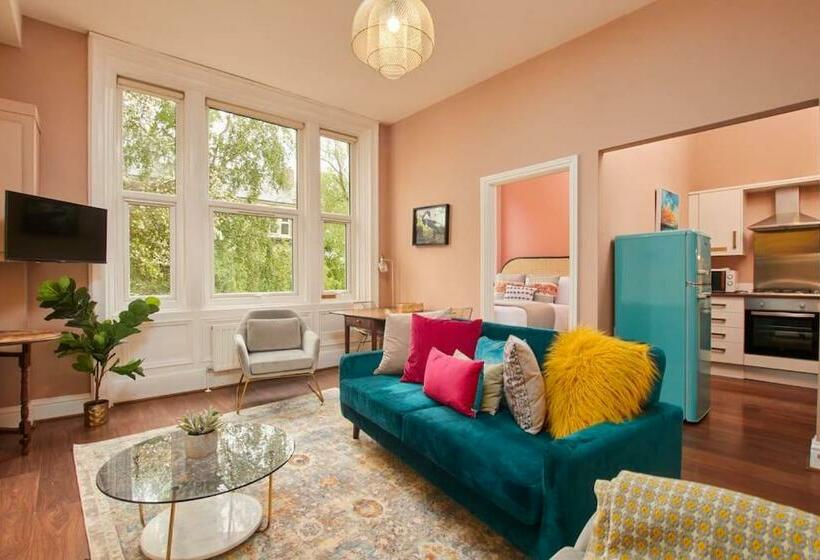 Lovely Chique Newcastle Abode   Sleeps 4   First Floor