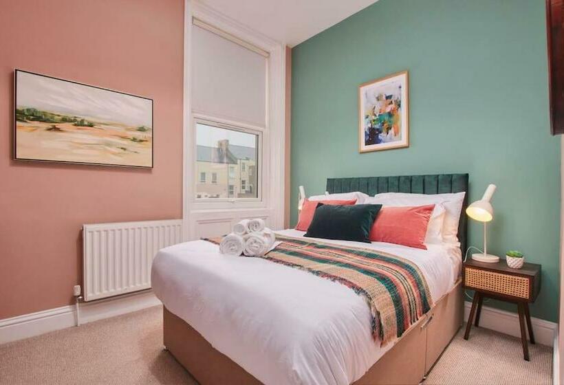 Lovely Chique Newcastle Abode   Sleeps 4   First Floor